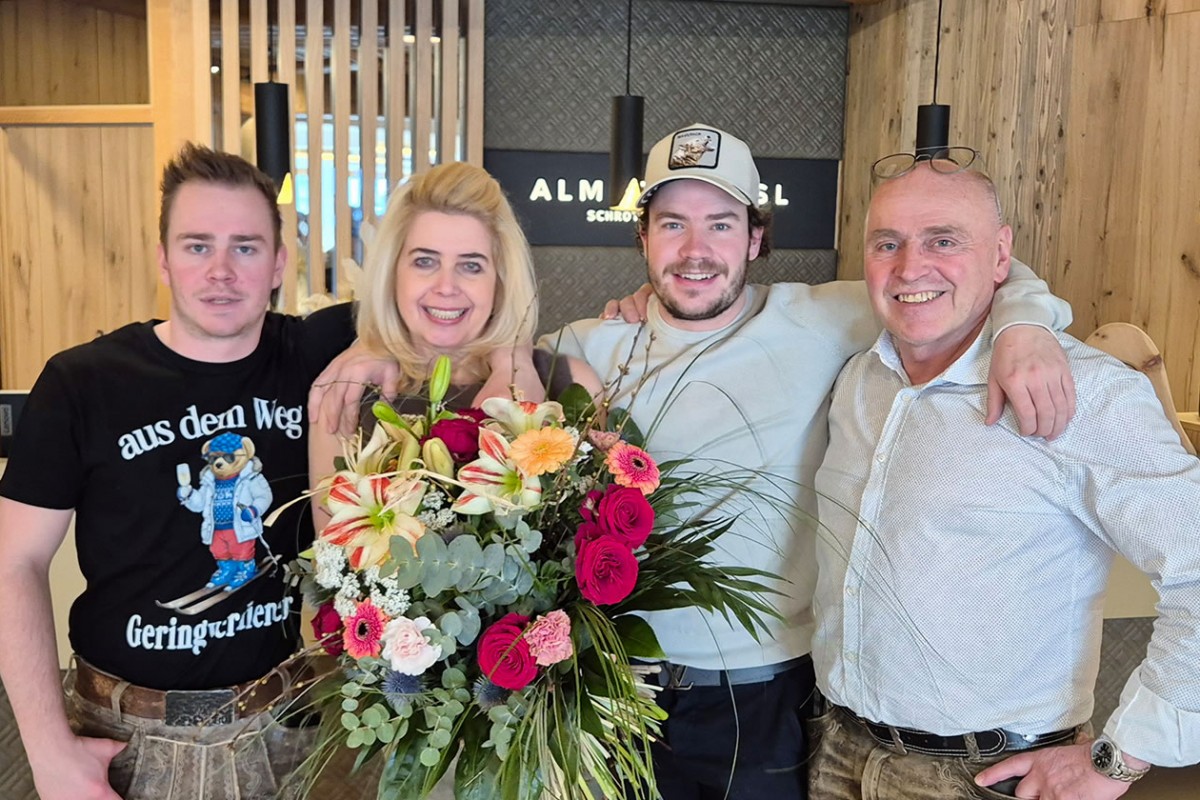 Ihre Gastgeber Familie Karin und Alois Huber mit den Jungwirten