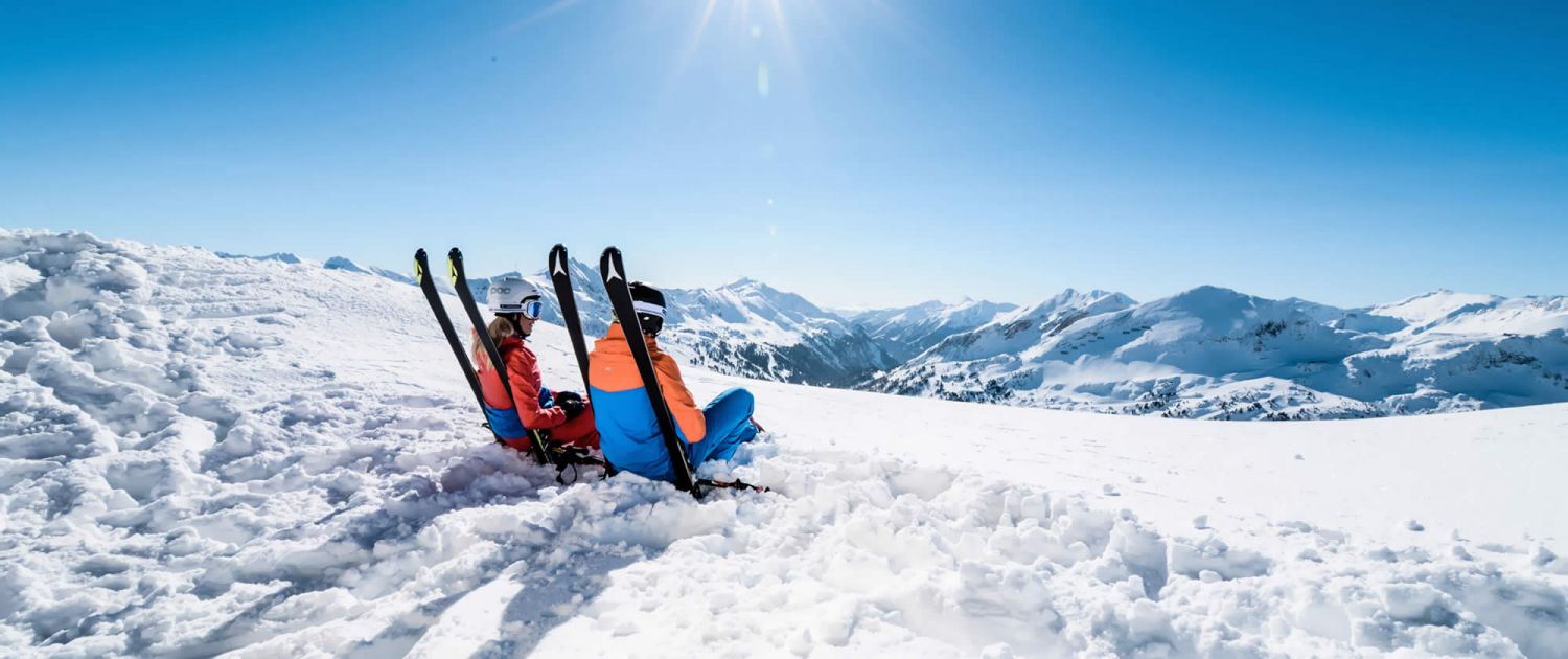 Leihen Sie sich Ihre Skiausrüstung direkt im Sportshop neben unserem Hotel