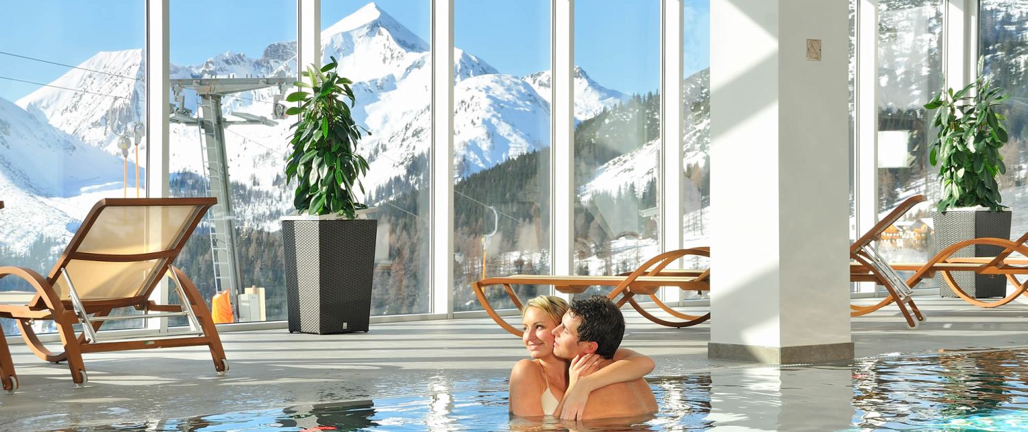 Traumhafter Ausblick auf die Piste vom Panorama-Hallenbad