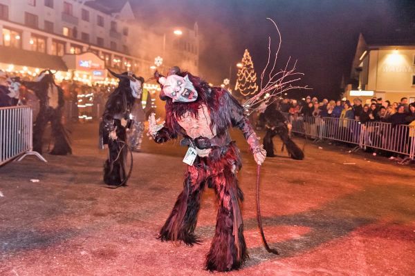 Krampuslauf mit hunderten von Krampussen