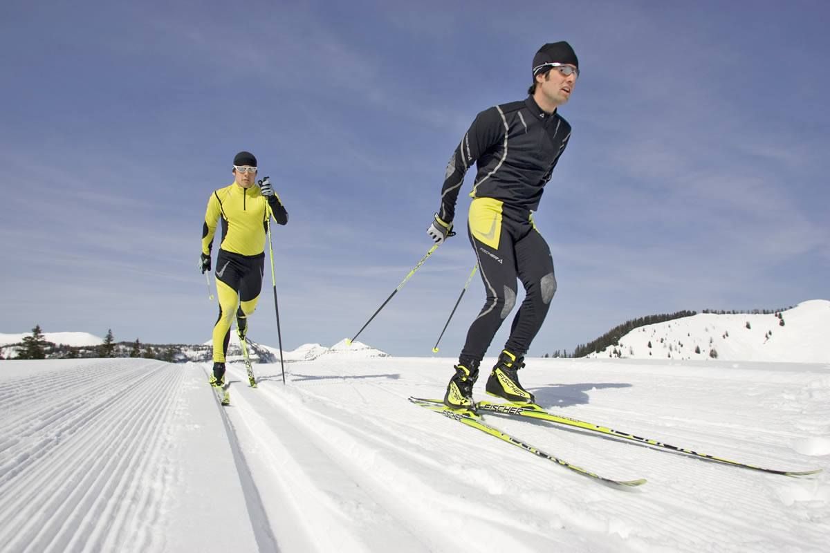 Skiing cross country skis. Лыжник. Бег на лыжах. Лыжные гонки. Бегущий лыжник.