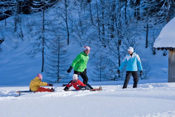 Unterwegs mit dem Schlitten durch die Winterlandschaft