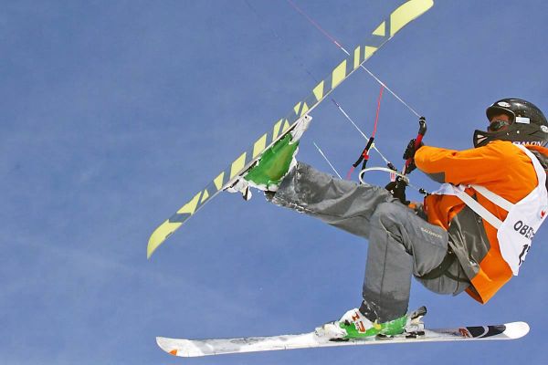Mit den Skiern Snowkiten