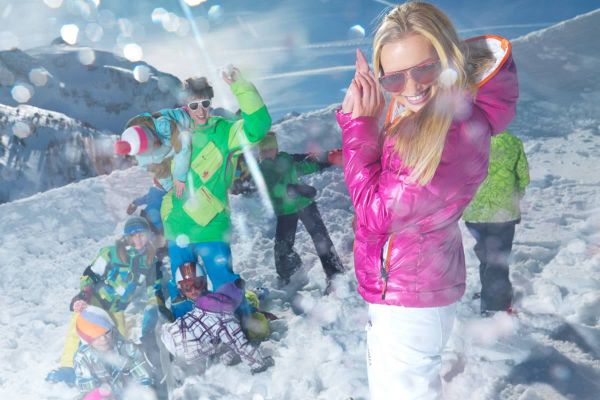 Spaß im Schnee bei einem Winterspaziergang
