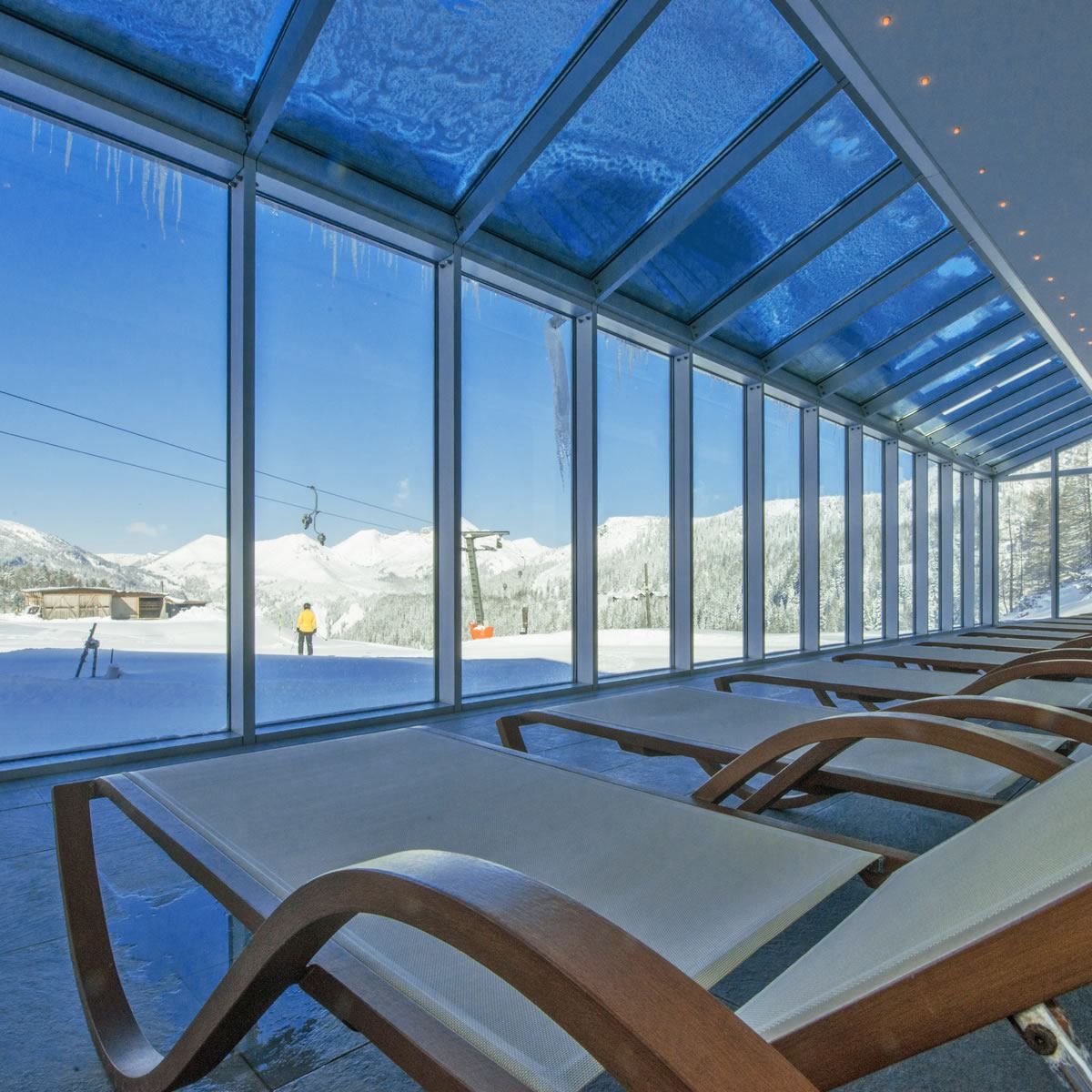 Blick auf die Piste vom Panorama-Hallenbad