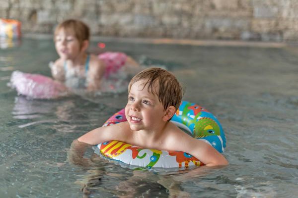 Spaß im Hallenbad mit der ganzen Familie