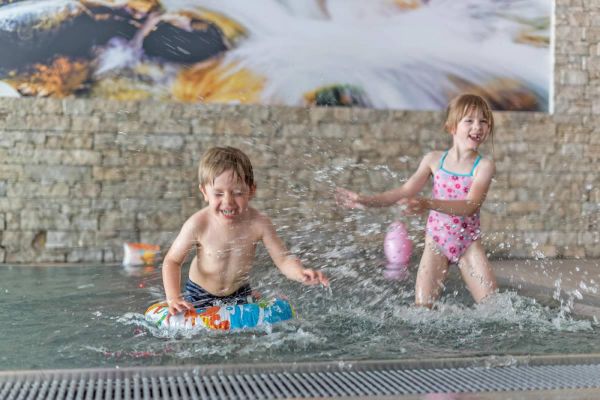 Spaß für alle Kinder im separatem Kleinkinderbecken