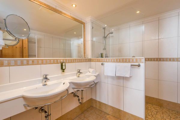 Badezimmer Appartement Fichtensuite